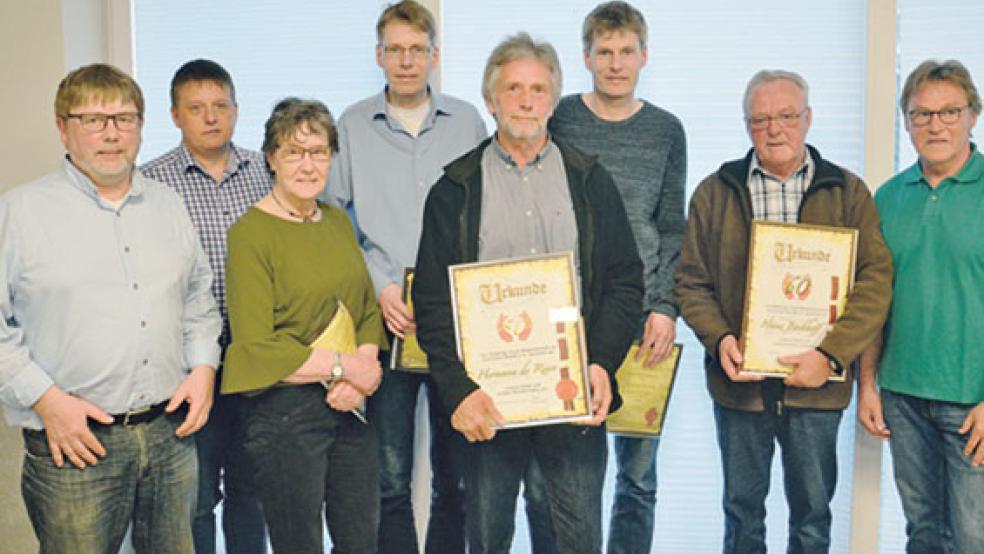 Bundes Vorsitzender Wilfried Timmer (links) und der 2. Vorsitzende Andreas de Vries überreichten (von links) Andreas Stock, Marjo de Schutter, Udo Warsing, Hermann de Riese, Hartmut Warsing und Heinz Boekhoff für ihre für langjährige Mitgliedschaft eine Urkunde. © Foto: Muising