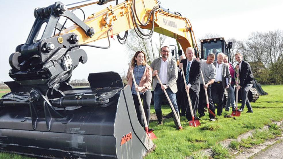 Freuen sich über den Neubau einer Kindertagesstätte an der Floorenstraße in Weener (von links): Tina Strenge, Heiko Höfelmann, Ludwig Sonnenberg, Bernhard Bergmann, Thorsten Schoone, Eike Ter Veer, Bernd Norrenbrock, Traute Abbas und Hermann Welp. 60 Krippenplätze und 25 Plätze für Kindergartenkinder werden angeboten.  © Foto: Boelmann