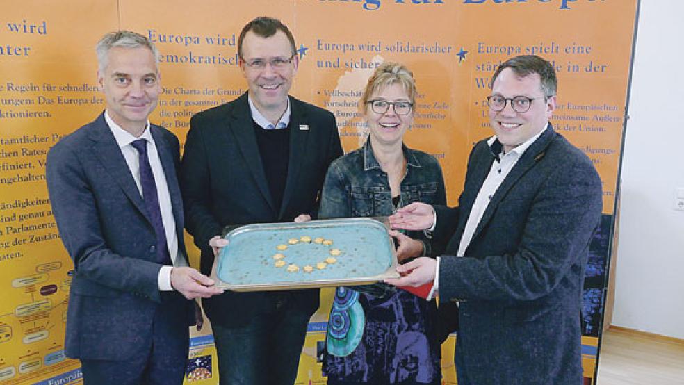 »Wer Fragen hat, kann einfach zu uns kommen« (von links): Bernhard Schnittger (Europäische Kommission Deutschland), Detlev Maaß (VHS Leer), Heike-Maria Pilk (Europahaus) und Tiemo Wölken (SPD-Europaabgeordneter). © Foto: Jürgens
