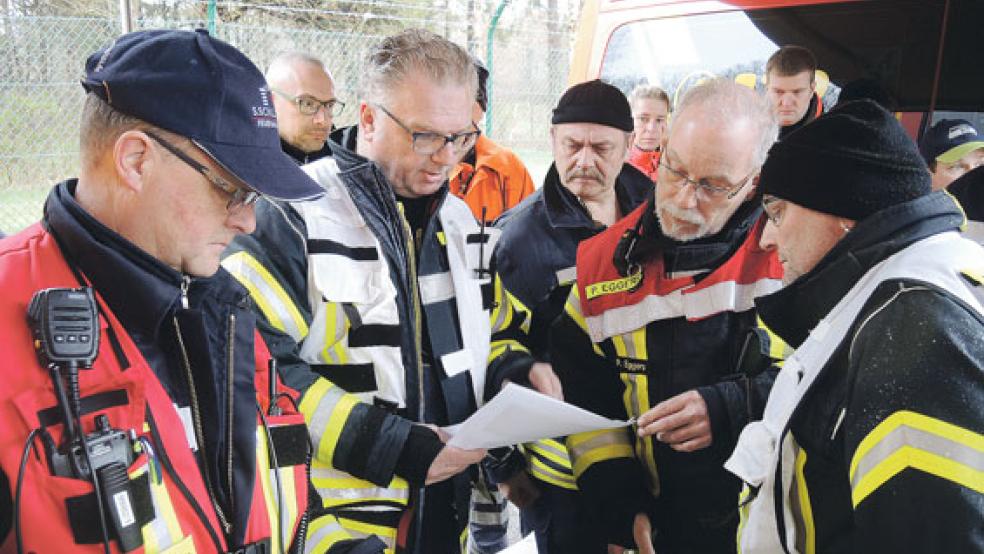 Besprechung: Übungsleiter Erwin Reiners (links) informiert über die Lage und das Einsatzgebiet der Großübung. © Foto: Heimann