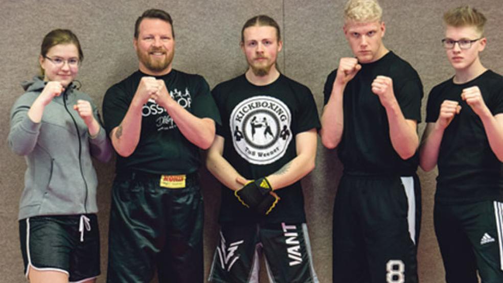 Die TuS-Kickboxer: Celine Sorgatz, Wim Nanninga, Coach Marcel Tooren, Jann Lübbers und Thorben Gossling. © Foto: privat