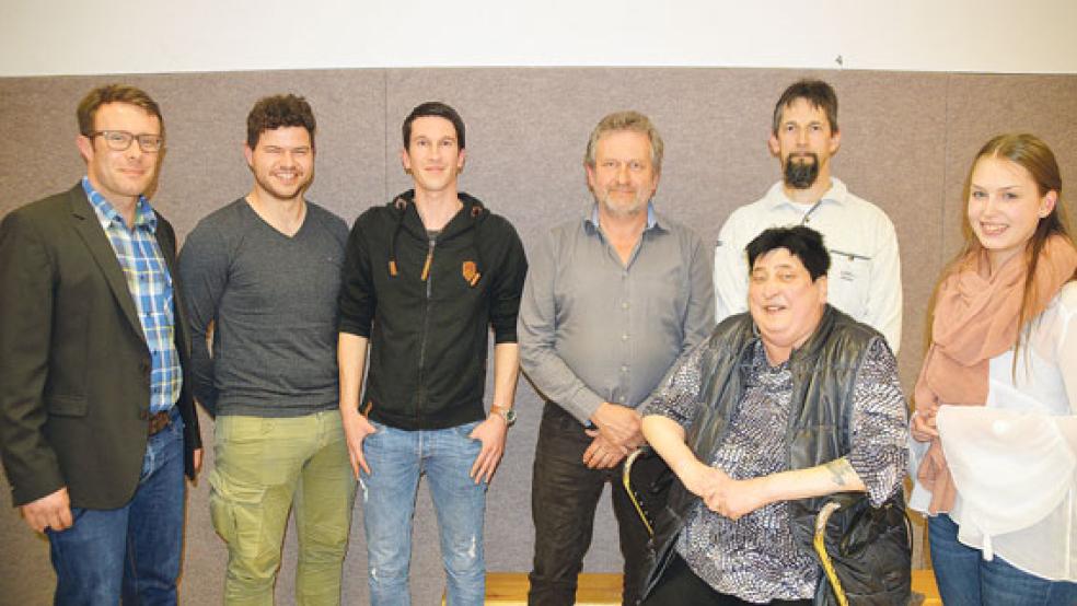 Der neue (alte) TuS- Vorstand: (von links) 2. Vorsitzender Martin Daalmeyer, Kassenprüfer Ole Hoppen, Kassenwart Stefan Suhlmann, 3. Vorsitzender Robert Sonnenberg, Abteilungsleiter »Kampfsport« Wolfgang Hermann sowie die beiden Beisitzerinnen Uschi Kolthoff (sitzend) und Laura Köller. Es fehlt Beisitzerin Cordula Nelle.  © Foto: Himstedt