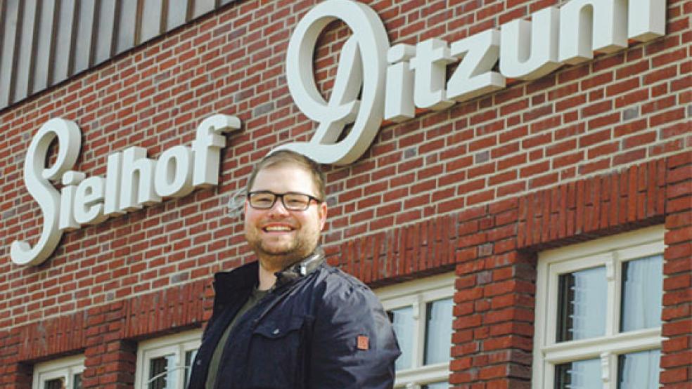 Jonas Thiet vor dem »Sielhof Ditzum«: In dem Komplex mit sechs Ferienwohnungen sowie einem Restaurant inklusive einer Wein-Lounge und Bar läuft zurzeit der Innenausbau. Thiet hofft, Ende Mai sein Restaurant eröffnen zu können. © Foto: Szyska