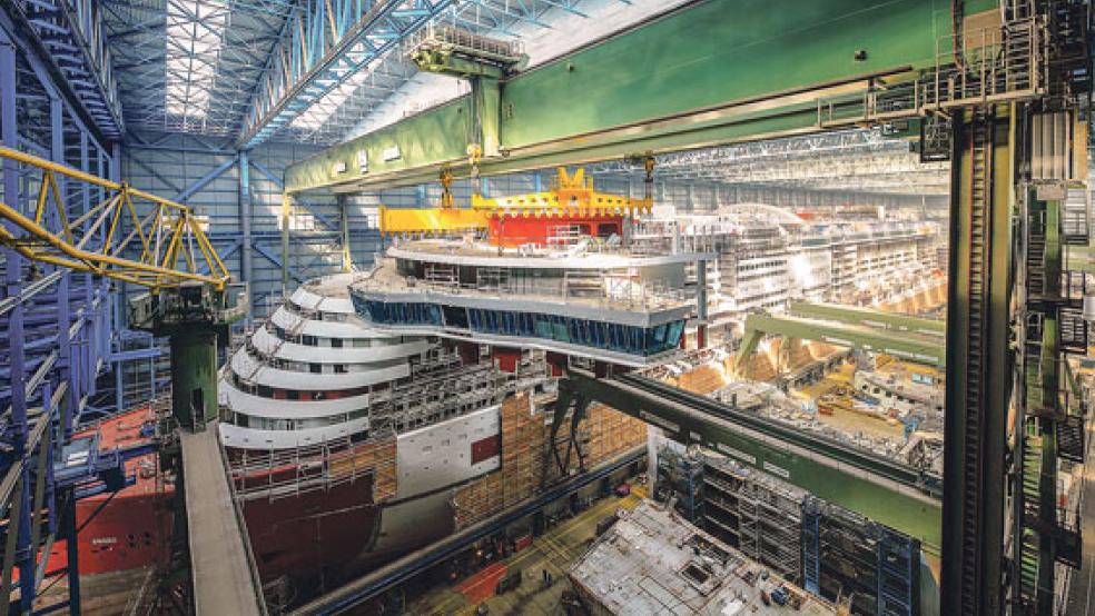 Die 345 Tonnen schwere Kommandobrücke wurde mit einem Kran der Meyer Werft in Position gebracht. © Foto: Wessels