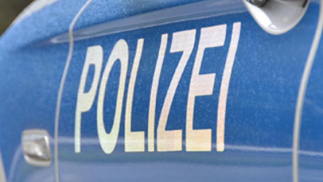 Verwirrter bedroht Polizisten mit Axt