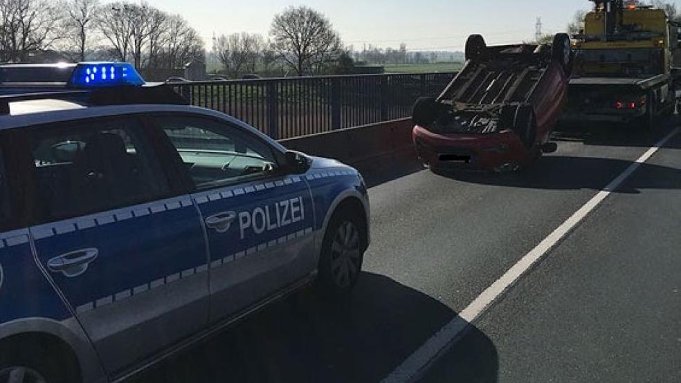 Der Unfallwagen musste durch ein Abschleppunternehmen geborgen werden, es kam zu Verkehrsbehinderungen. © Foto: Polizei