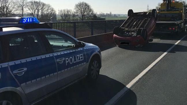 Auto bleibt auf dem Dach liegen