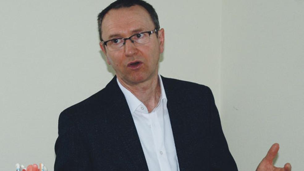 Dr. Rudolf Pietryga hielt im Krankenhaus in Weener einen Vortrag zum Thema »Schilddrüse«. © Foto: Hoegen