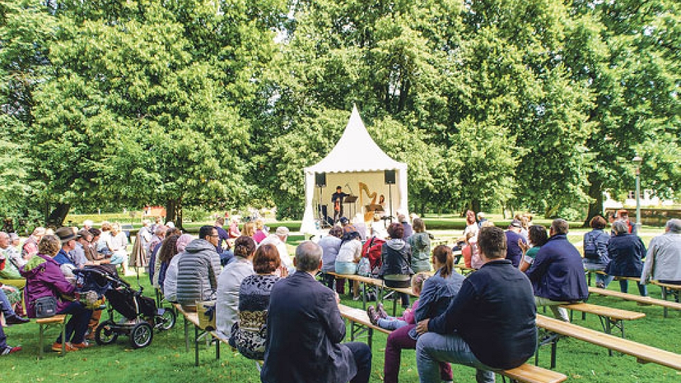 Zwei Tage lang werden im Schlosspark der Evenburg in Leer blühende Pflanzen und Musik für Jung und Alt vereint.  © Foto: Landkreis
