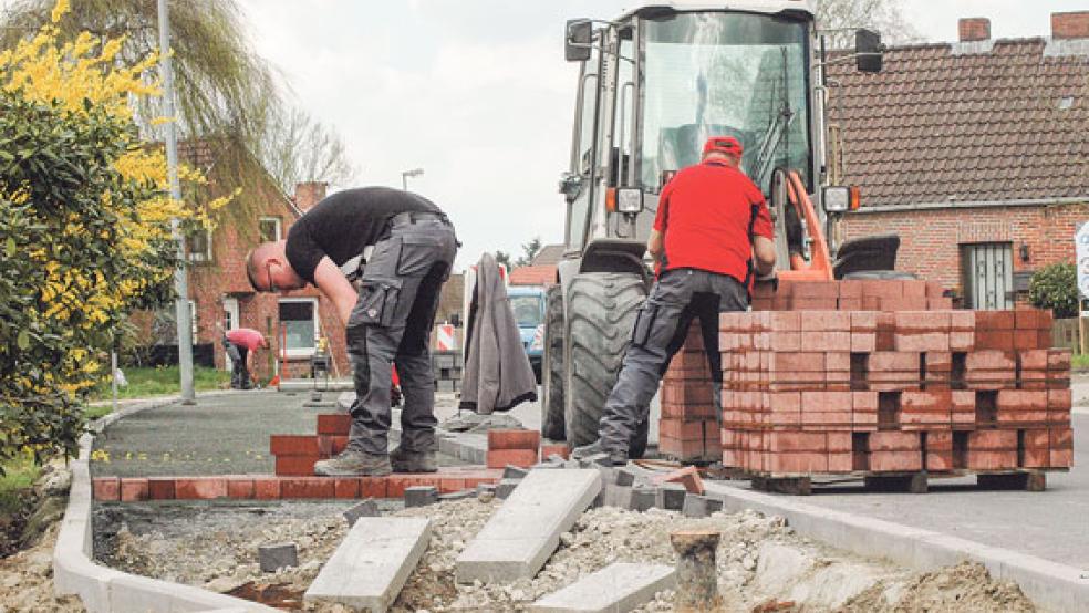Mit der Pflasterung des Radweges am Möhlenweg in Stapelmoor sind derzeit Mitarbeiter der Leeraner Tiefbaufirma Hinrich Schmidt beschäftigt. © Foto: Szyska