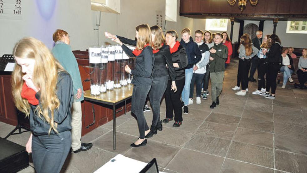 Zur Abstimmung über Werte und ihre Bedeutung schritten die Jugendlichen in der Georgskirche. © Foto: Luitjens