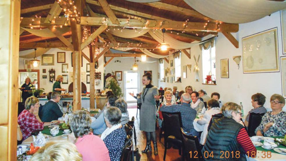 Über das Thema »Gute Pflege geht uns alle an« referierte die CDU-Bundestagsabgeordnete Gitta Connemann (stehend) jetzt vor den Landfrauen in Stapelmoor in der Teescheune am Möhlenweg. © Foto: privat
