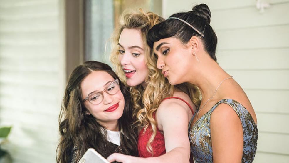 Kayla (Geraldine Viswanathan), Sam (Gideon Adlon, mit Brille) und »Blondie« Julie (Kathryn Newton) schließen einen Pakt, der ihren Eltern ganz schönes Kopfzerbrechen bereitet. © Foto: Universal Pictures