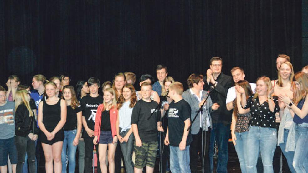 Applaus, Applaus - am Schluss mussten noch mal alle Akteure auf die Bühne. © Foto: Himstedt