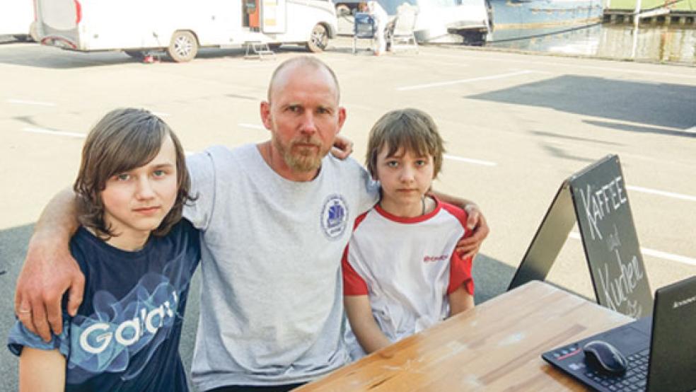 Er berichtet über seine Reisen: Unser Foto zeigt Sergey Sinelik mit seinem Sohn Yaroslav, zwölf Jahre alt, und seinem ein Jahr älteren Bruder Svyatoslav (links). © Foto: privat