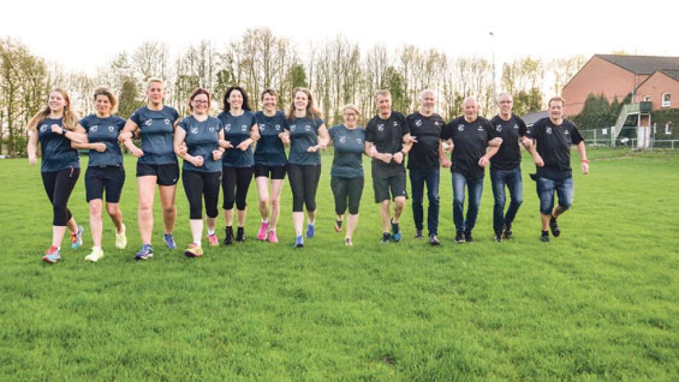 Fit für den Ossiloop: Jasmin Olthoff, Karin Jelen, Antje Steinfelder, Alke Bruns, Monika Kuper, Ingrid Noack-Kirschner, Ramona Warnders, Inga Heijen, Richard Hartema, Wilfried Franzen, Karl-Heinz Schöning, Heinz-Dieter Hinrichs und Manfred Sassen. Es fehlen Doris Auen, Kerstin und Sven Lüürsen und Fred Hofmann.  © Foto: Muising