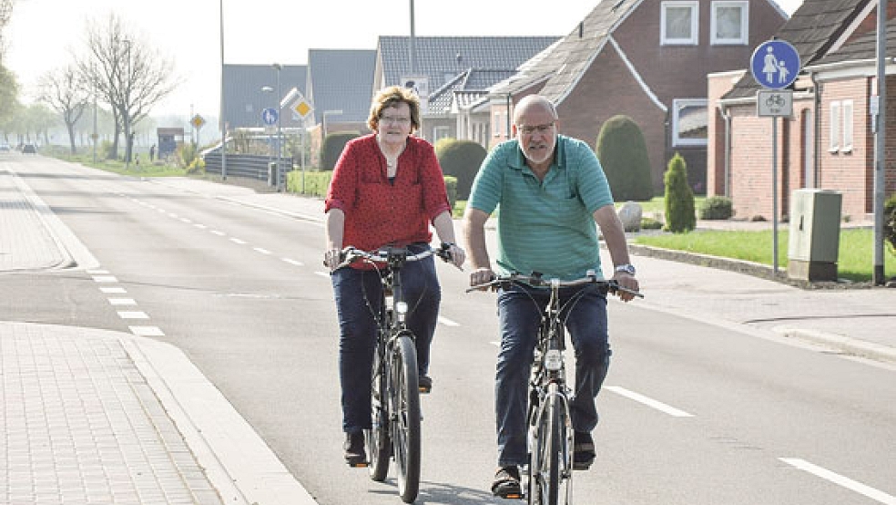Harm und Monika Meinders stellten das neue Tourenprogramm des Rheiderländer Radclub (ADFC) vor.  © Foto: Boelmann