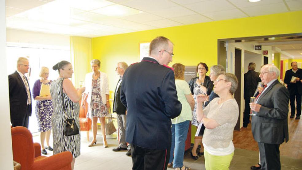 Rund 40 geladene Gäste nahmen an der Eröffnungsfeier teil. Unser Foto zeigt Evelin Hasselberg (Zweite von rechts) im Gespräch mit Hauptlöschmeister Hans-Joachim Kotulla, dem Ortsbrandmeister der Freiwilligen Feuerwehr Weener. © Foto: Hoegen