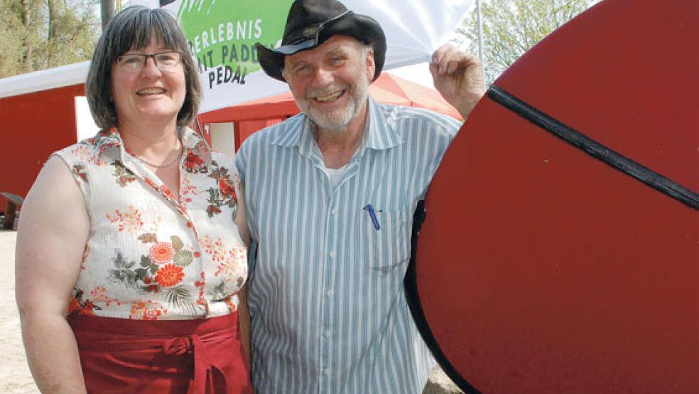 Norbert Deger, auf dem Bild mit seiner Partnerin Christina Loster, freut sich auf die neue Saison der »Paddel und Pedal«-Station in Weener.  © Foto: Kuper