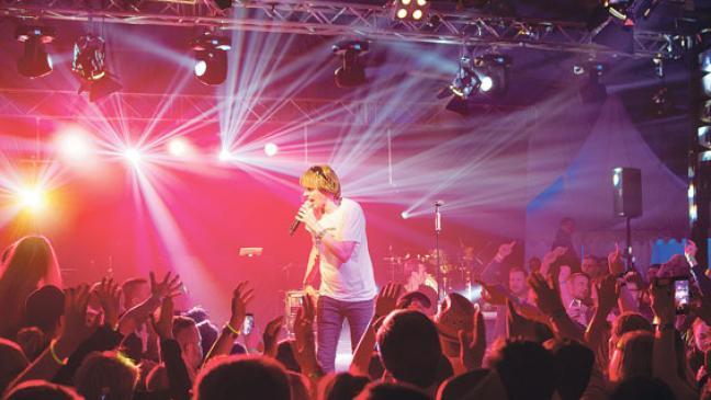 2000 Fans feiern Sänger Mickie Krause in Weener