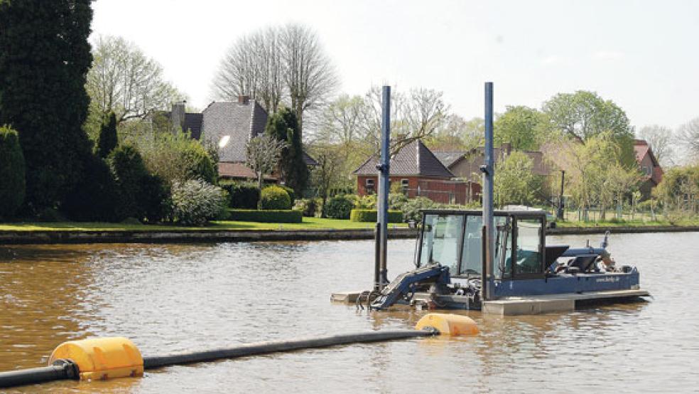 Bis zum 10. Mai soll der Berky-Saugbagger im Hafen von Weener im Einsatz sein. © Foto: Hoegen