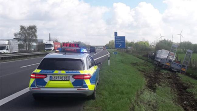 Reifenplatzer: Laster landet in Graben