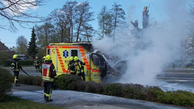 Esens: Rettungswagen fängt Feuer