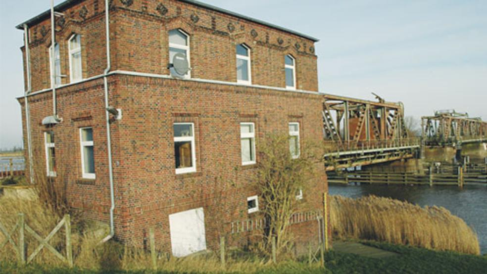 Das Brückenwärterhaus auf dem Emsdeich in Weener steht unter Denkmalschutz. Während die Klappbrücke abgerissen und durch eine Drehbrücke ersetzt werden soll, bleibt das Gebäude der Bahn AG erhalten. © Archivfoto: Szyska