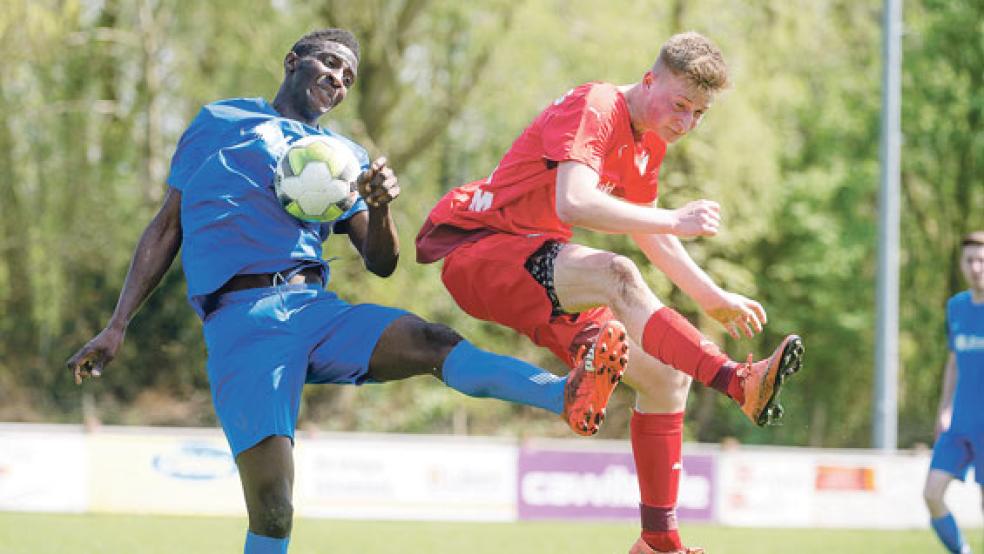 Yaya Berete (links) erzielte gegen die Jemgumer um Heiko Korporal den 4:1-Siegtreffer.  © Foto: Bruins