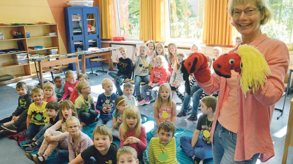 Die Erstklässler lauschten gemeinsam mit den Vorschülern Lehrerin Bianca Pruiss-Bleier und den beiden Fibel-Figuren Fara und Fu. Dominik Meints und Helena Vissi malten sich währenddessen ihren Weg über die Insel der 1000 Gefahren.  © Foto: Muising