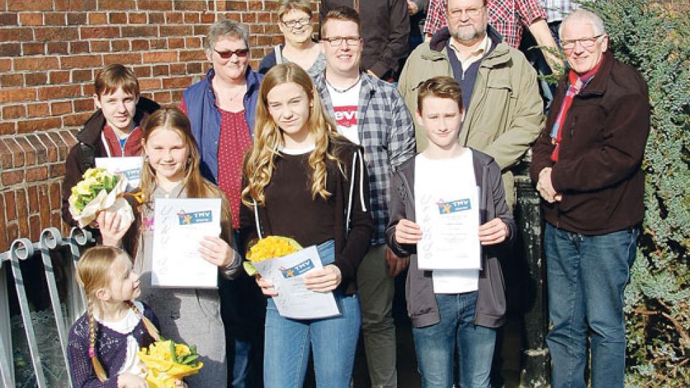 Die geehrten Vereinsmitglieder und die gewählten Vorstandsmitglieder des TMV: (von links unten) Lenya Schmidt, Indira Schmidt, Esther Hamminga, Milan Schmidt, Hendrik Kromminga, Maike Fokkens, Marcel Müller, Hans-Georg Kronsweide, Heinrich Siemons, Anja Peters, Dennis Janssen, Klaus-Dieter Fokken, Kai-Ole Ostendorp, Gaby Walthemathe, Herbert Walthemathe, Friedrich de Boer, Jan Kuiper, Harald Giese und Timo Giese. © Foto: privat