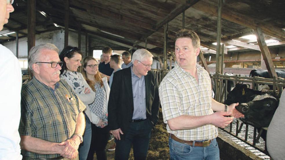 Vorstandssitzung auf dem Bauernhof: Mitglieder des Leeraner CDU-Kreisvorstandes informierten sich auf dem Hof von Klaus Borde in Oldendorp. © Foto: CDU