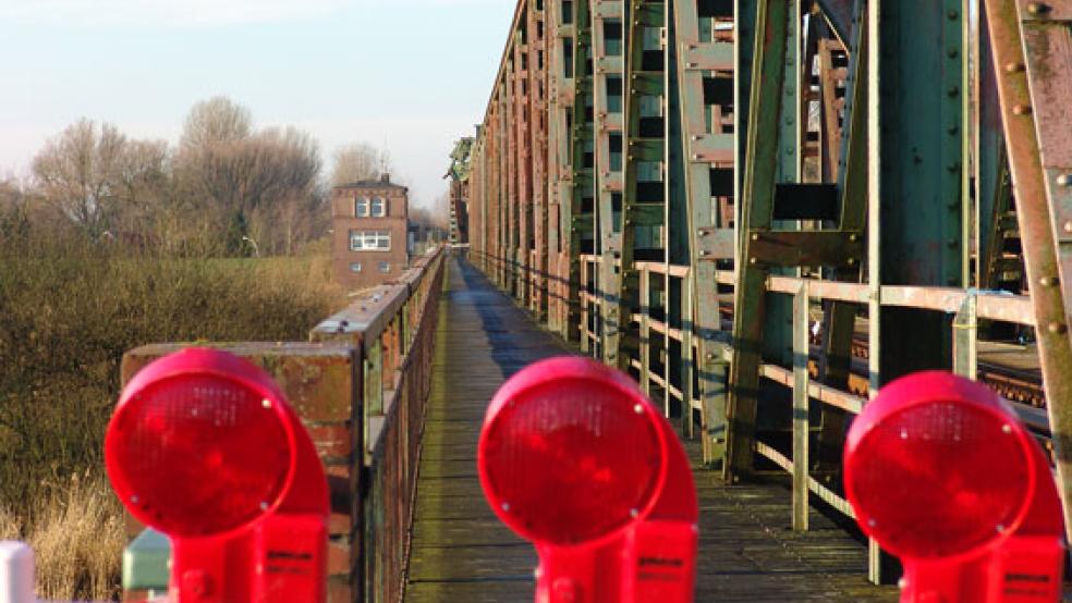 Die zerstörte Friesenbrücke wird abgerissen und durch eine neue Drehbrücke ersetzt. © Foto: privat