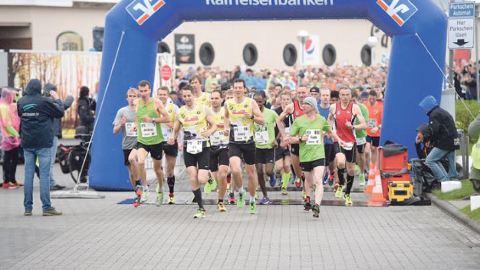 Der Start ist geglückt. Auch Topfavorit Andreas Kuhlen (vorne links) ist wieder dabei und führt die Gesamtwertung nach der ersten Etappe an. © Foto: Schrievers