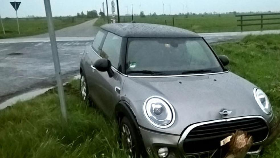 Durch die Wucht des Aufpralls eines Autos drohte ein hölzerner Telefonmast in Weenermoor auf die Straße zu fallen. Die Feuerwehr legte den Mast flach und beseitigte damit die Gefahrenstelle. © Foto: Feuerwehr