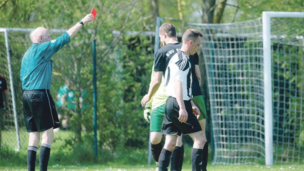 Der Bingumer Rainer Kramer musste nach seiner Gelb-Roten Karte den Platz vorzeitig verlassen. © Foto: Bruins