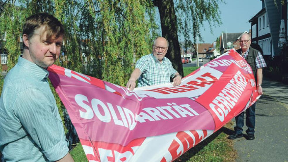 Das Motto der Maikundgebung »Solidarität, Vielfalt, Gerechtigkeit« präsentieren (von links) Oliver Hublitz, Karl Stomberg und Hans-Anton Henzen vom Deutschen Gewerkschaftsbund (DGB).  © Foto: Preuth