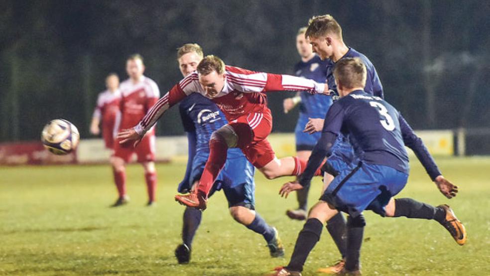 Im Hinspiel konnten die Jemgumer um Ole Nitters dem SV nicht davonrennen.  © Foto: Bruins