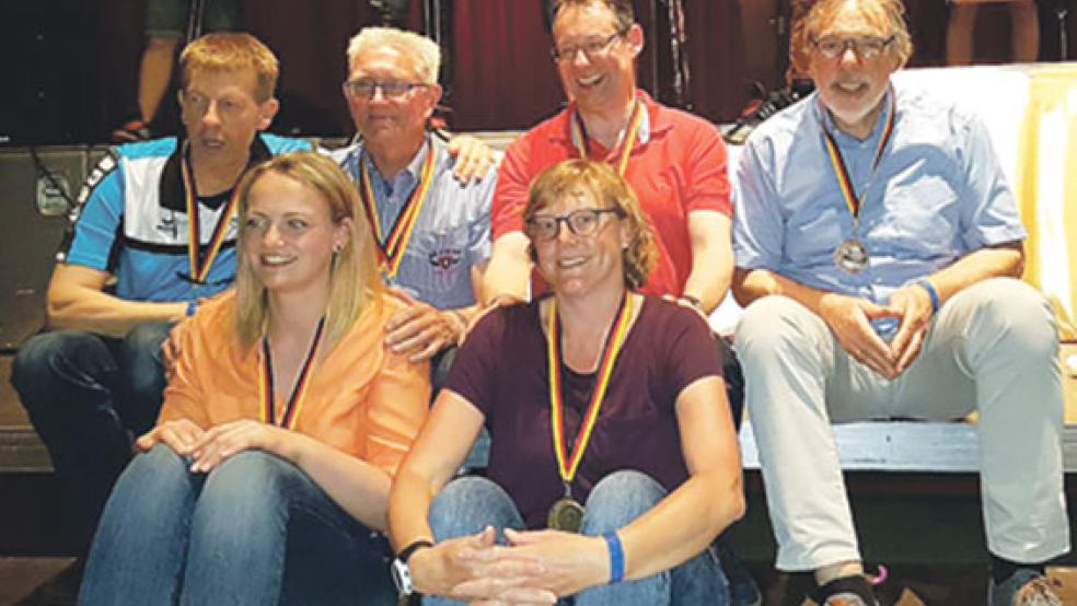 Glückliche Gewinner: . Mit dabei waren (vorne, von links) Ellen Huisinga, Annegret Peters, (hinten, von links) Arend Duis, Hans-Gerd Hülsmann, Norbert Loger und Ferdinand Reit. © Foto: privat