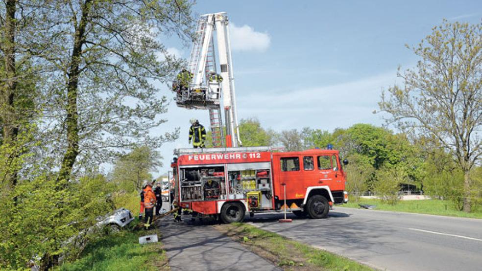 Die Feuerwehr aus Weener war mit der Hubrettungsbühne angerückt. Ein Versuch, die Frau damit aus dem Wagen zu holen, scheiterte jedoch. © Foto: Muising