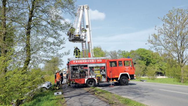 Ford prallt gegen Sattelzug