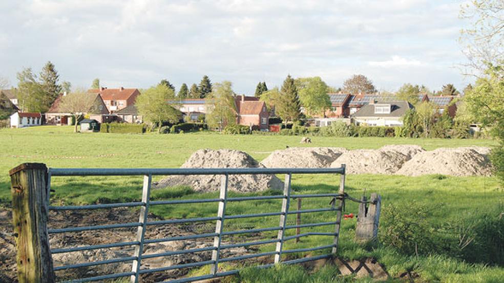 Blick ins Land: 44 Baugrundstücke erschließt die NLG im Neubaugebiet »Nördlich Tjüchen«. Ab Ende Mai sollen die Grundstücke vergeben werden. © Foto: Hoegen