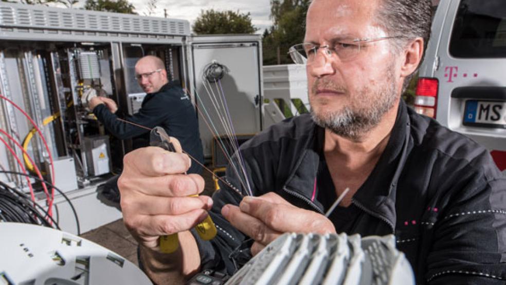 Die Arbeiten für den Breitbandausbau in der Gemeinde Bunde laufen. Unlautere Geschäftsmethoden stoßen dabei der Gemeinde Bunde sauer auf, wobei Unternehmen im auftrag der EWE aktiv sind. © Foto: Archiv