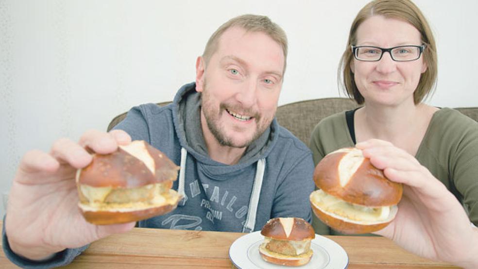 »Ran an die Bulette« heißt es bald für Rainer Hanken, der mit der Fischfrikadellen-Kreation »Frikabrie« nach einem Rezept seiner Frau Bianca in Hamburg beim Wettbewerb zum Weltfischbrötchentag antritt. © Foto: Hanken