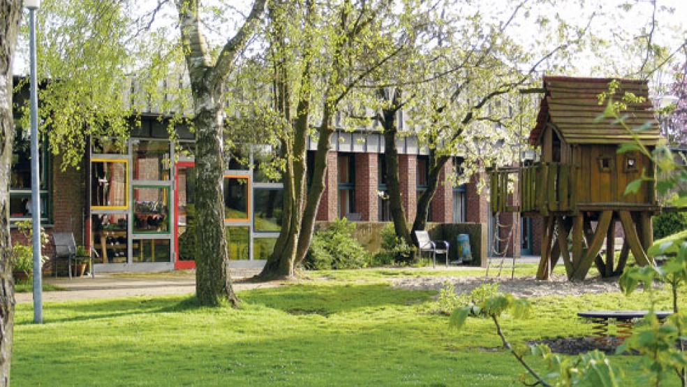 Im Dorfgemeinschaftshaus (DGH) in Bingum hat der von einem Elternverein getragene Kindergarten »Sünntuitjes« seine Heimat. Am 9. Juli sollen die Bauarbeiten für die Erweiterung und Modernisierung beginnen und dann bis Ende November dauern. © Foto: Szyska