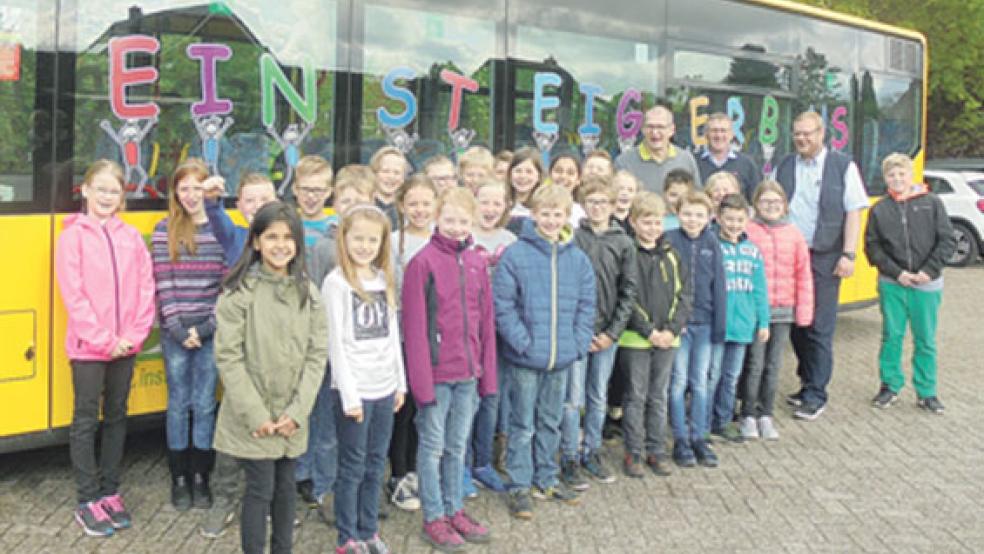 Die Dritt- und Viertklässler mit Johann Bokker (links) und Ulfert Harken (rechts). © Foto: privat