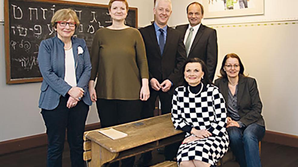 Bei einem Treffen in der Ehemaligen Jüdischen Schule kamen (vorne, von links) Gitta Connemann, Karin Scheffermann (Leiterin Amt für Bildung und Kultur)sowie (hinten, von links) Gaby Poell (Stichting Folkingestraat Synagoge Groningen), Susanne Bracht (Wissenschaftliche Leiterin der Ehemaligen Jüdischen Schule), Landrat Matthias Groote und Hermann Wessels (Geschäftsführer EDR-Interreg) zusammen.  © Foto: Landkreis Leer