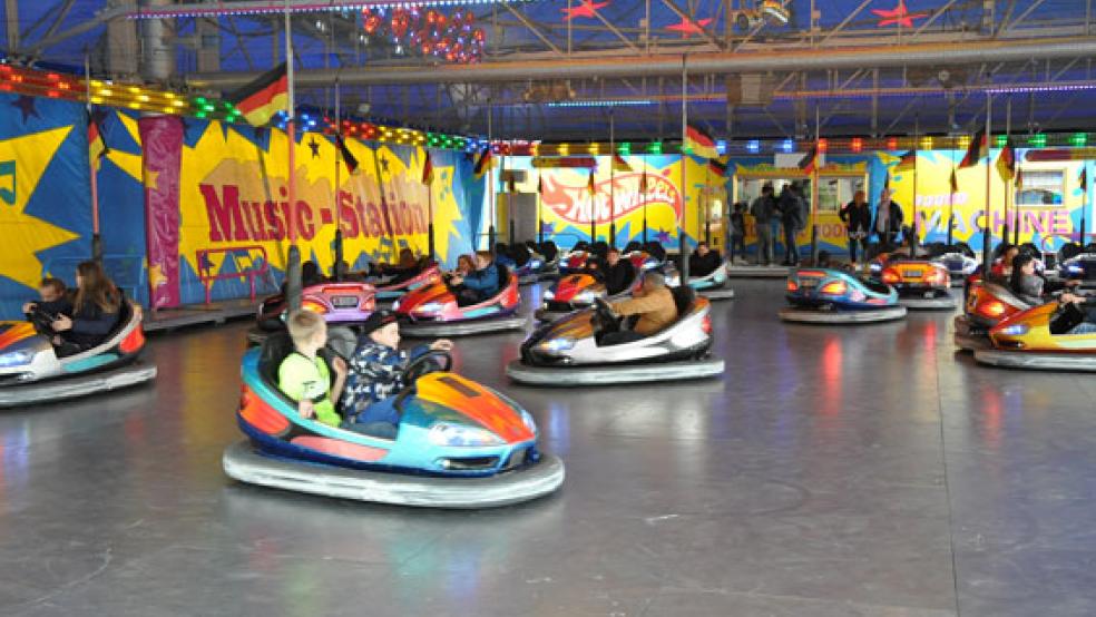 Der Johannimarkt läutet heute die Marktzeit in Weener ein. Der Markttrubel ist um 14 Uhr gestartet. © Foto: Boelmann