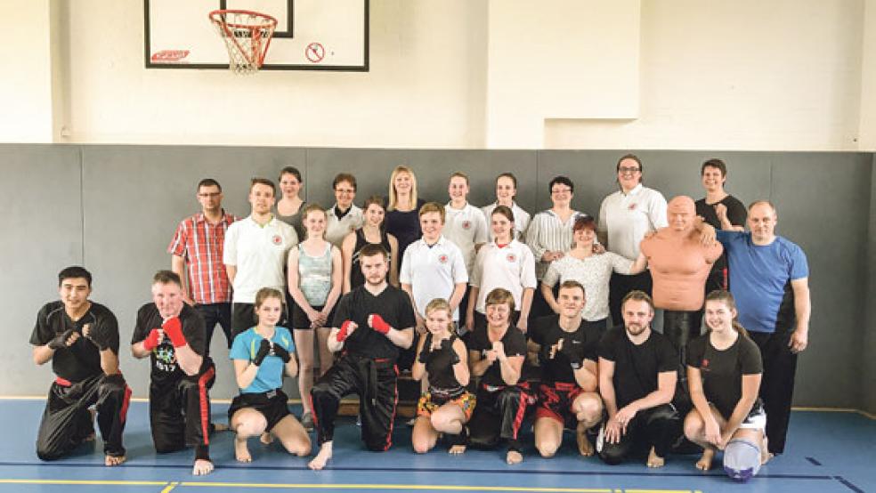 Zusammen mit den DRK-Lehrgangsteilnehmern stellten sich die Aktiven des Chikara-Gym Bunde zum Erinnerungsfoto zusammen. © Foto: privat