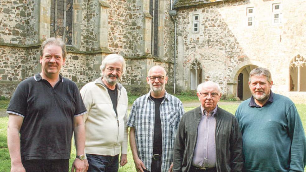 Die Synodenmitglieder aus dem Rheiderland (von links): Pastor Heiko Rademaker (Bunde), Volker Kraft (Weener), Hilko Pals (Wymeer), Jakobus Baumann (Stapelmoor) und Pastor Helmut Not (Weener) nahmen an der Tagung im Kloster Möllenbeck (bei Rinteln) teil. © Foto: Reformierte Kirche 